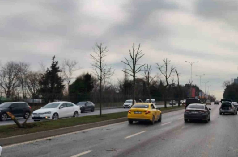 Sarıyer’de kontrolden çıkan otomobil karşı şeritteki araçla çarpıştı: Kaza anı kamerada