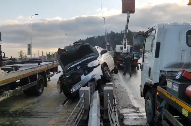 Sarıyer’de otomobil aydınlatma direğine çarptı 