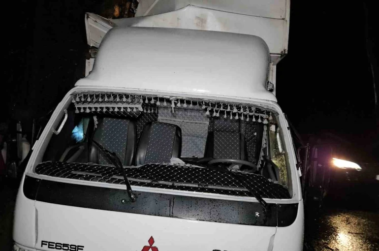 Sarıyer’de seyir halindeki kamyonet yol kenarındaki ağaca çarptı 