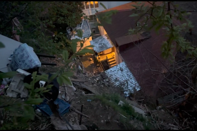 Sarıyer’de toprak kayması sonucu 6 binaya tahliye kararı verildi: Bina sakinleri belediyeye isyan etti 