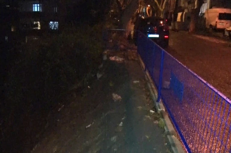 Sarıyer’de yağmur sebebiyle çöken kaldırıma belediye müdahale etmedi 