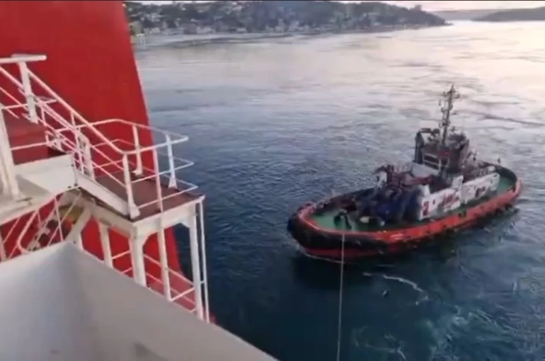 Sarıyer’de yalıya metreler kala karaya oturan konteyner gemisi yüzdürüldü 