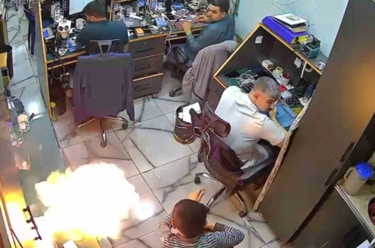 Şarjdaki telefon alev aldı 