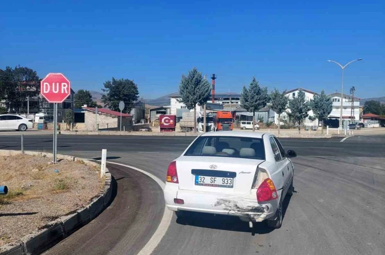 Şarkikaraağaç’ta iki otomobil çarpıştı: 3 yaşındaki çocuk yaralandı