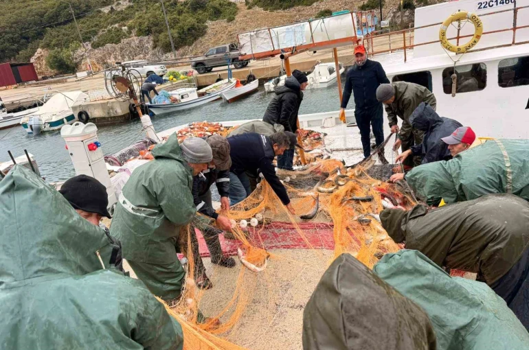 Saros Körfezi’nde denize açılan balıkçıların ağları kefal ile doldu 