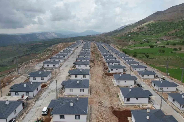 Sarp kayalıklar üzerine inşa edilen köy evleri, depremzedelere yuva oldu 