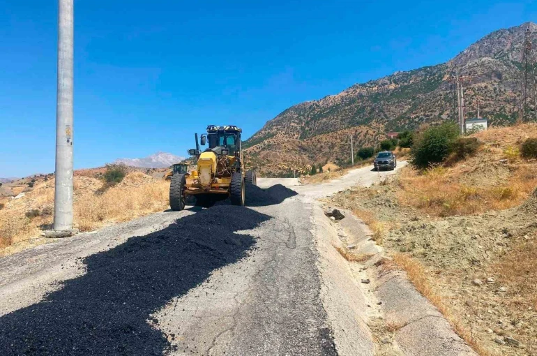 Sason’da köy yollarında asfalt onarım çalışmaları devam ediyor