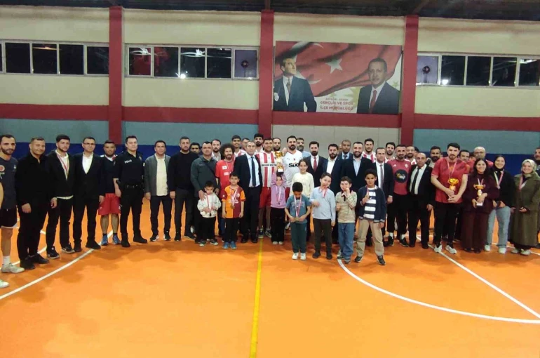 Sason’da yoğun ilgi gören voleybol halk turnuvası final maçıyla sona erdi 