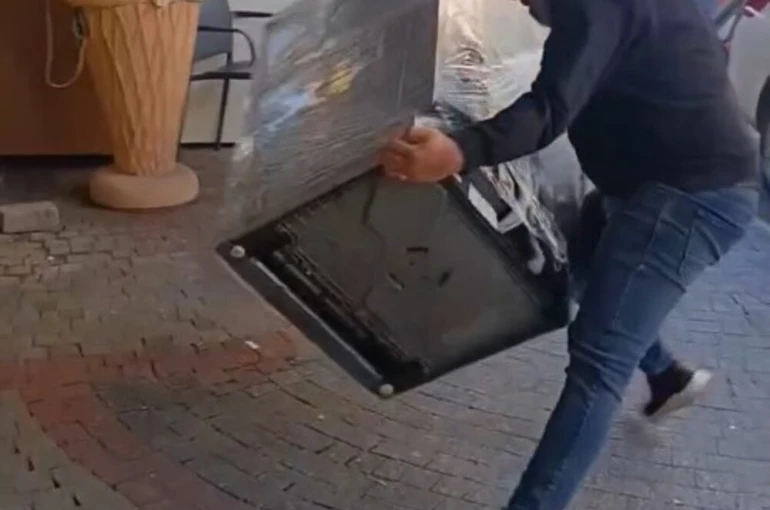 Satın aldığı bulaşık makinesi teşhir ürünü çıkınca mağazanın önüne attı 