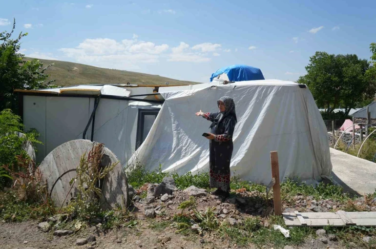 Satın aldıkları prefabrik evin önce çatısı damlattı, sonra tamamen çöktü