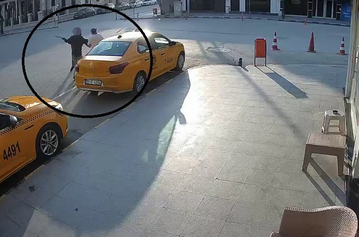 Satırla katledilmekten anlık hamleyle kurtulan taksici: "Eğer o hamleyi yapıp kaçmasaydım şu an ölmüştüm" 