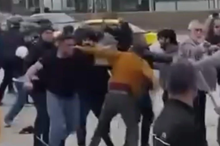 Savaşı andıran kavga: Kask miğfer, kılıç sopa oldu