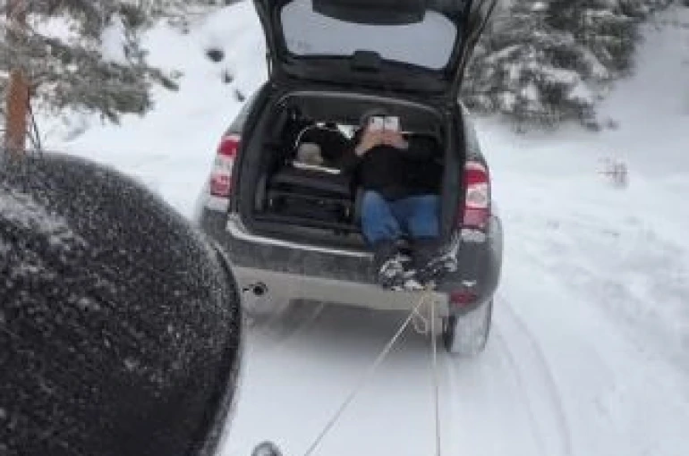 Şavşat’ta geleneksel tahta kızaklarla kış eğlencesi 