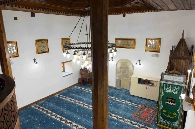 Şavşat’ta tarihi cami Osmanlı tarzı hatlarla bezendi