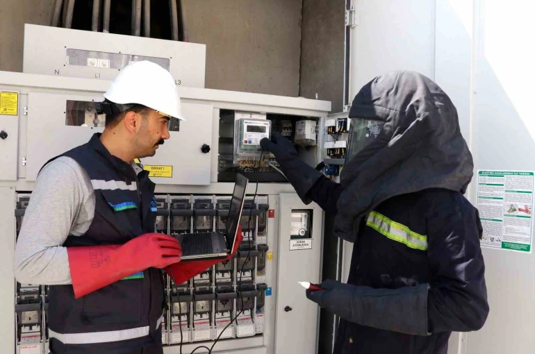 Sayaç okurken para buldu, hiç düşünmeden sahibine ulaştırdı 