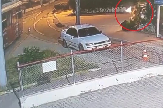 Seferleri durdurulan nostalji tramvayına yanıcı madde atıldı: O anlar kamerada