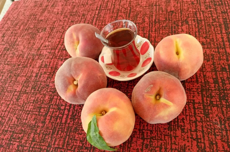 Şeftali fiyatları 1 günde yarıya düştü