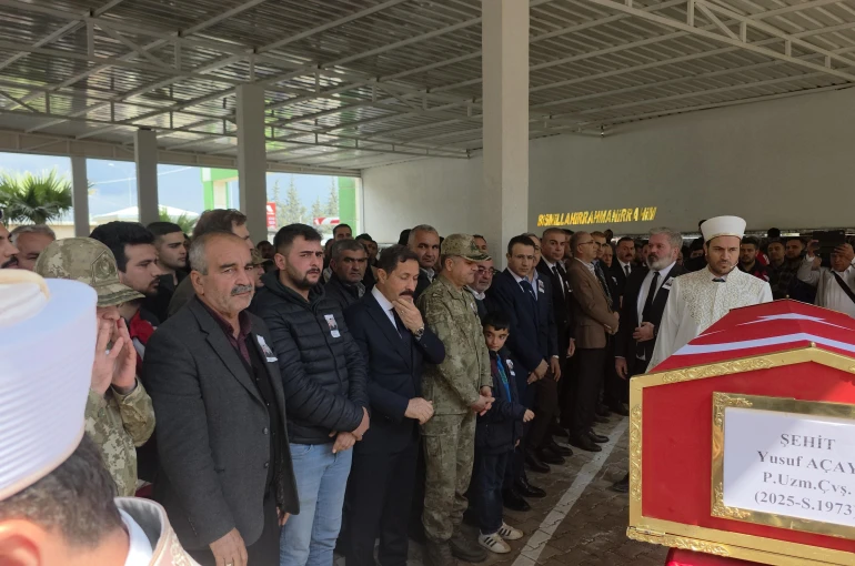 Şehidi, annesi ve kız kardeşleri gözyaşları içerisinde son yolculuğuna uğurladı