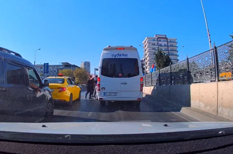 Şehir eşkıyaları yol kesip minibüs şoförünü dövdü 