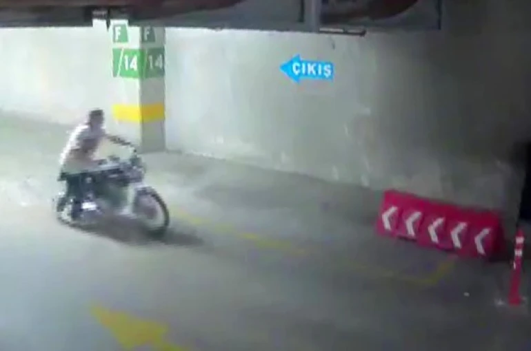 Şehir hastanesinin otoparkından iki motosiklet çaldı: O anlar kameraya yansıdı