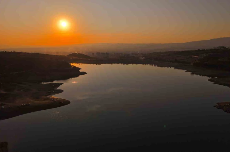 Şehir merkezine birkaç kilometre uzaklıkta: Gün batımı manzarasıyla mest ediyor