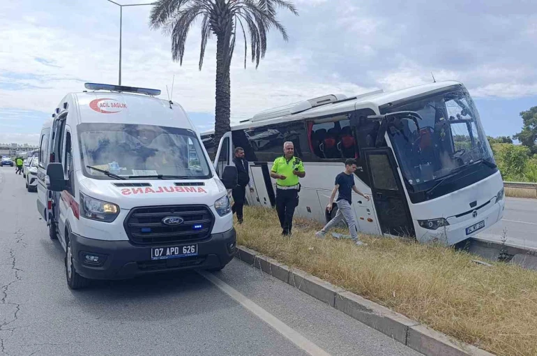 Şehirlerarası yolcu otobüsü Çevreyolu’nda refüje çıktı: 1 yaralı 