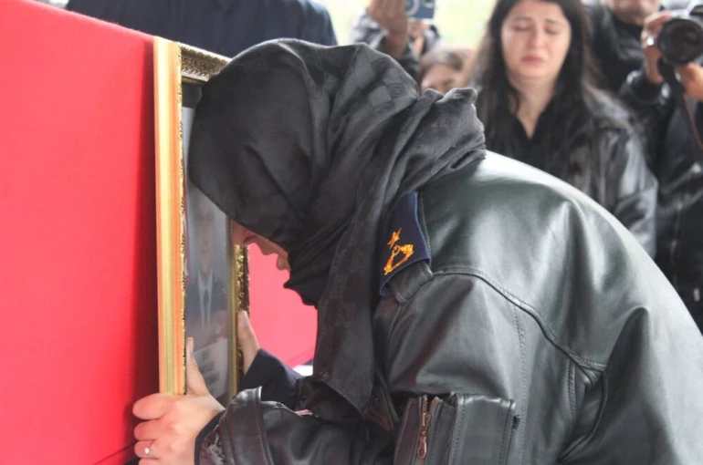 Şehit eşini askeri montuyla son yolculuğuna uğurladı 