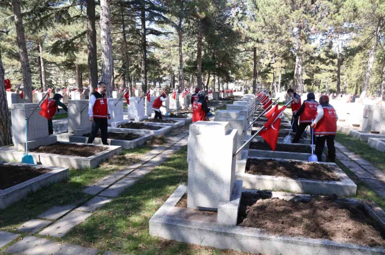 Şehit kabirleri bayram ve anma gününe hazır 