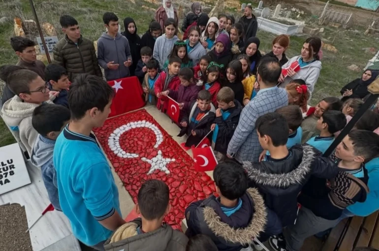 Şehit Mete Okur adını taşıyan okulun öğrencileri tarafından mezarı başında anıldı 