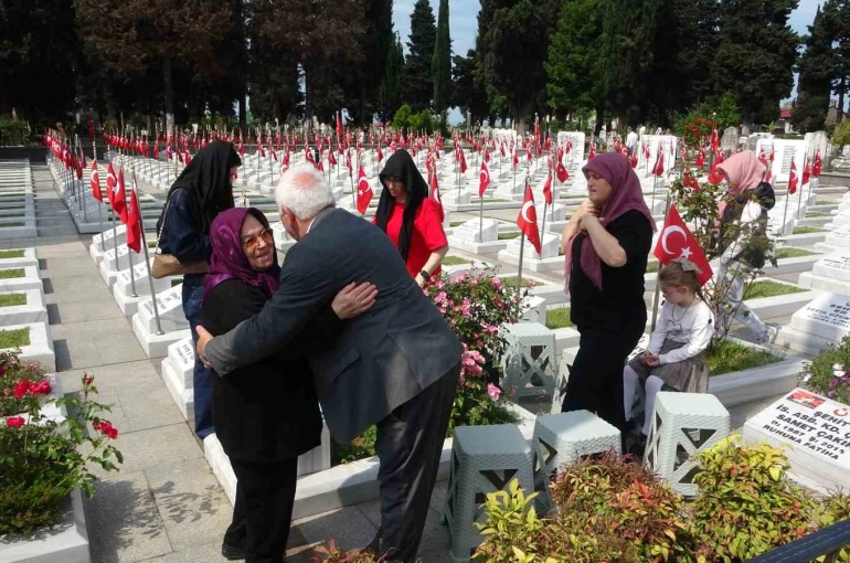 Şehit mezarlarına karanfil bıraktılar, şehit aileleriyle bayramlaştılar 
