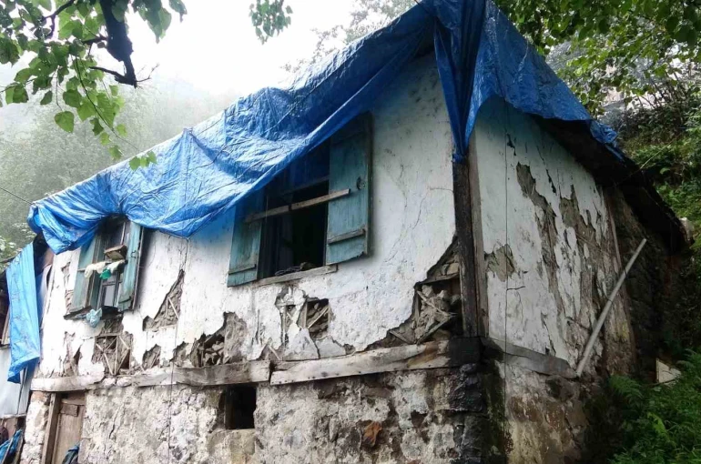 Şehit oğlundan ayrılmamak için harabe evde yaşam mücadelesi veriyor 