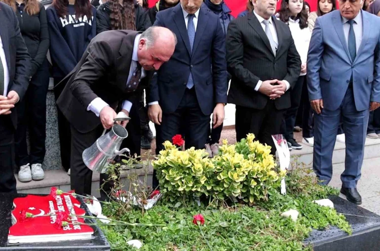 Şehit Öğretmen Aybüke Yalçın kabri başında dualarla anıldı 