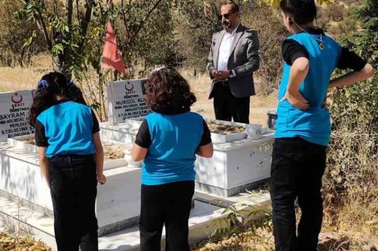 Şehit öğretmenler kabirleri başında anıldı 