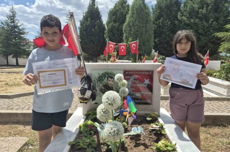 Şehit operatörün çocukaları karnelerinin babalarının kabrine götürdü 