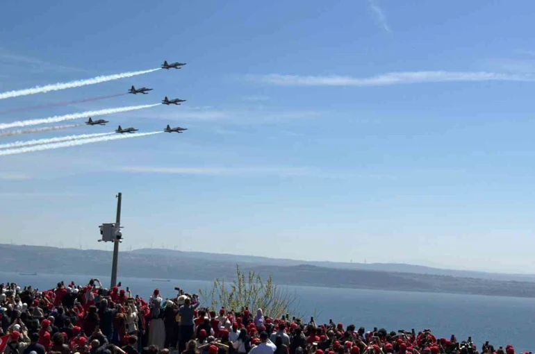 Şehitler Abidesi’nde Türk Yıldızları gösterisi nefesleri kesti 