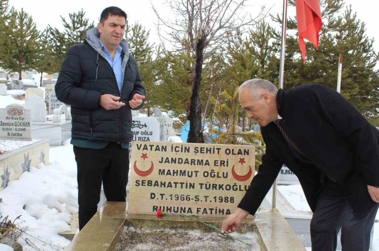 Şehitler kabirleri başında dualarla anıldı 