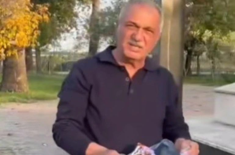 Şehitliğe saygısızlık yapanlara tepki gösterdi, çöpleri tek tek topladı