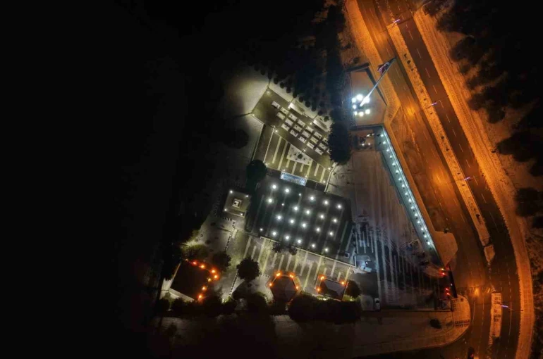 Şehitlikte yılbaşı gecesi: Aileler dualarla yeni yıla girdi 