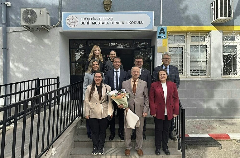 Şehrin en kıdemli öğretmenini ziyaret ettiler