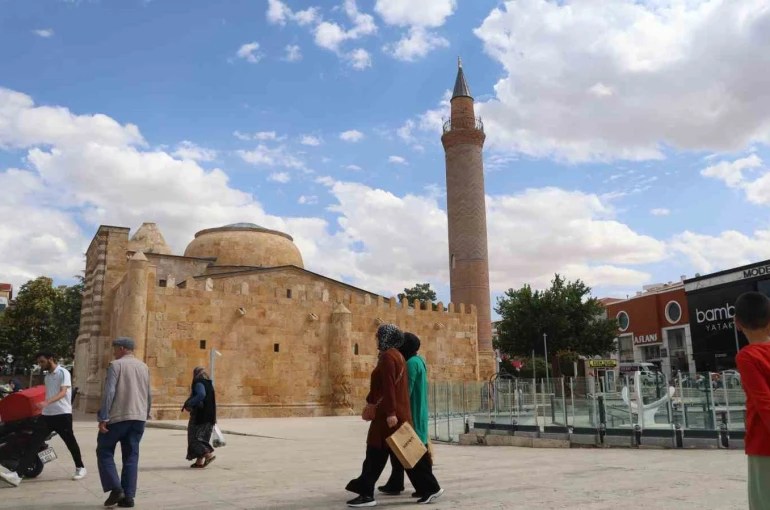 Şehrin ortasında 754 yıllık tarihi yapı dimdik ayakta duruyor 