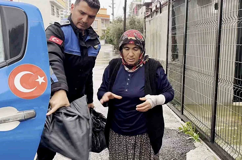 Sel riskine karşı sahada olan zabıta ekipleri vatandaşa yardım etti 