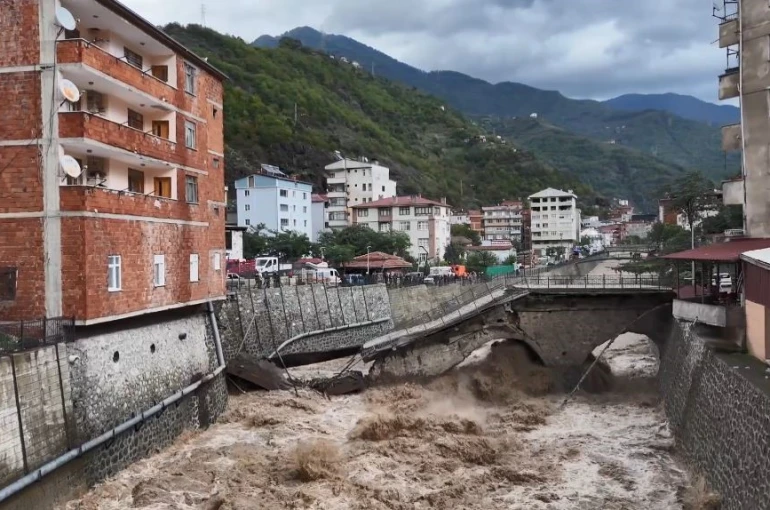 Sel suları Borçka’daki asırlık tarihi köprüyü yıktı 