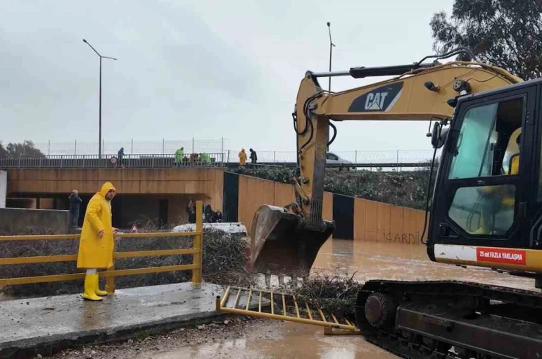 Sel suları yükselince minibüsün üzerinde mahsur kalan vatandaşları belediye ekipleri kurtardı 