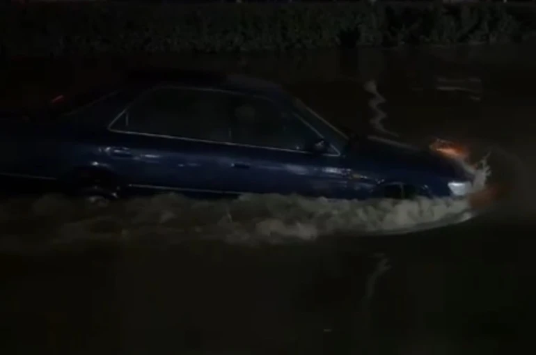 Sel sularında gemi gibi ilerledi 