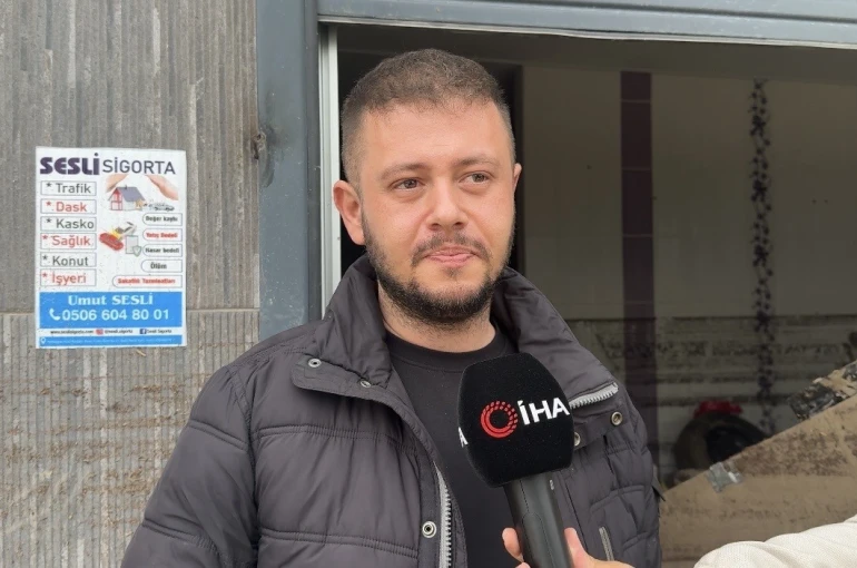 Sel sularında mahsur kalan anne kedi ve yavrularını esnaf kurtardı 