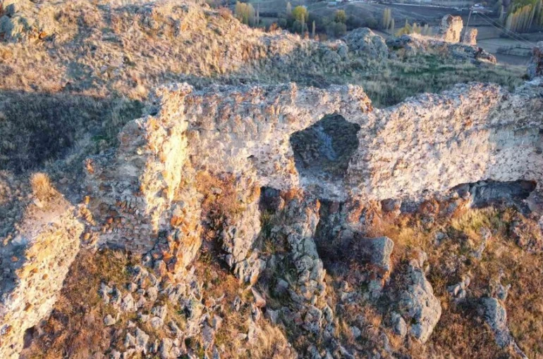Selçuklu kalesi ve çevresindeki türbeler tarihe ışık tutuyor