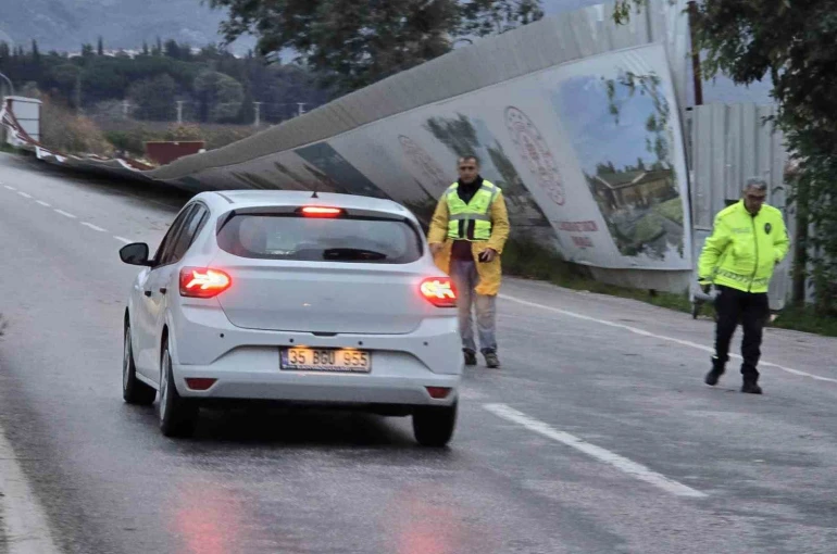 Selçuk’ta fırtına yol kenarında dev panoları yola savurdu 