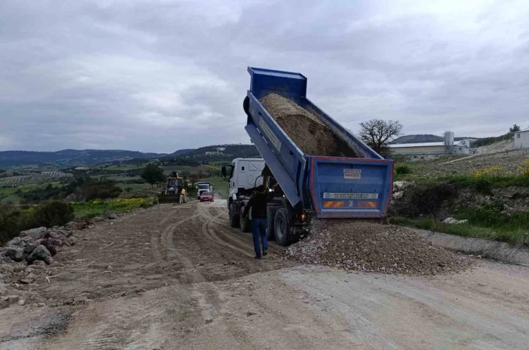 Selendi-Kula eski yolu yeniden trafiğe açıldı 