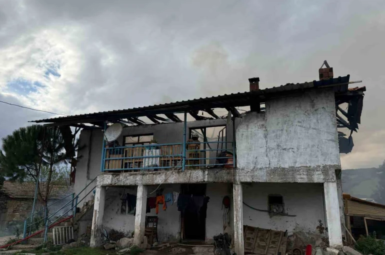 Selendi’de 2 katlı ev yangında kül oldu