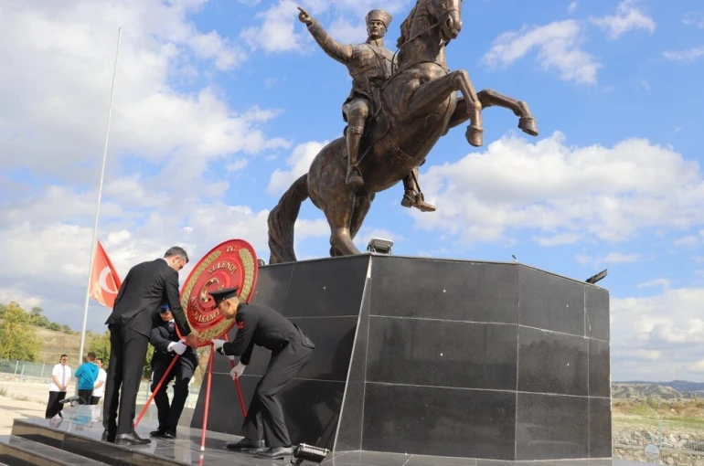 Selendi’de çelenk sunma töreni yapıldı 